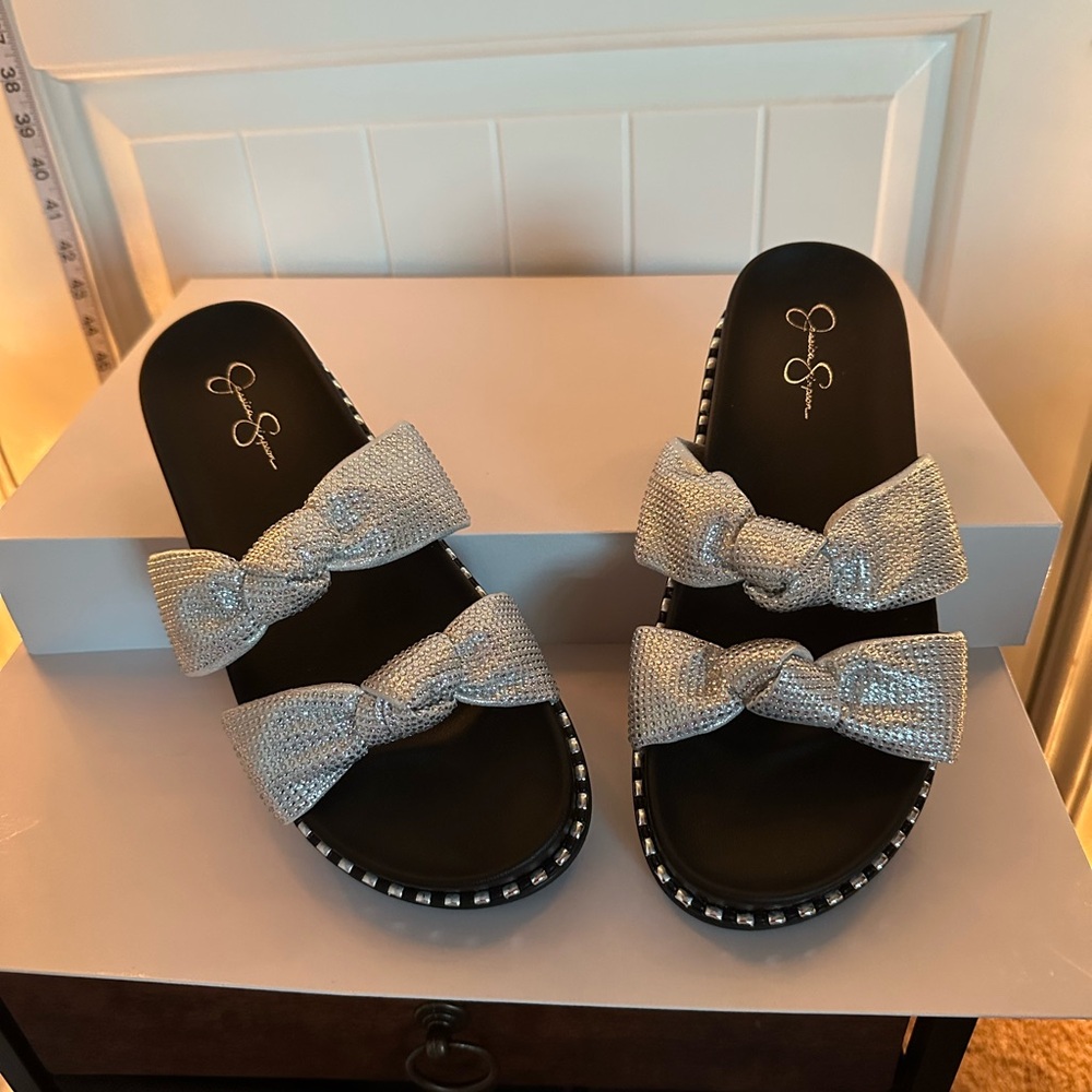 Never Worn Women’s 8.5 Jessica Simpson Silver Bow Slide Sandals